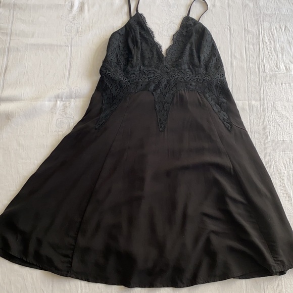 Lush little black dress. Short flowy dress with fitted lace top. Size Med/Large. - Picture 2 of 10